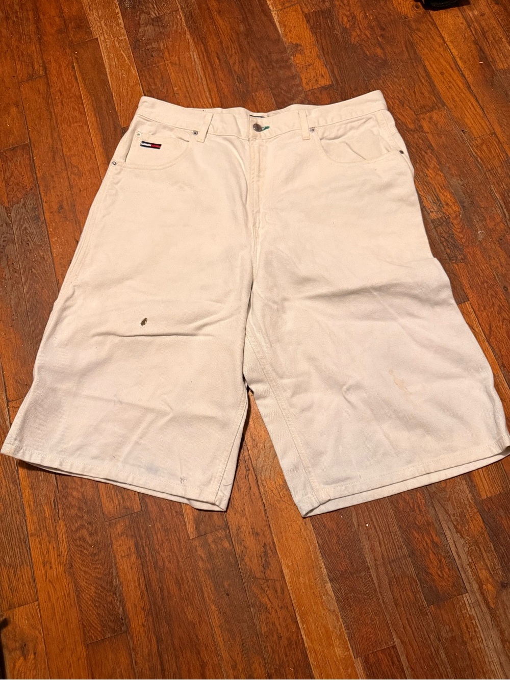 Tommy Hilfiger Men’s White Denim-Style Jean Shorts with Flag Detail